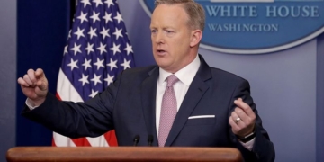 Spicer holds rapid-fire first press briefing