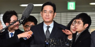 Samsung chief in second grilling over corruption claims