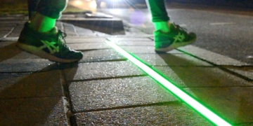 Pavement lights guide ‘smartphone zombies’
