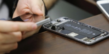 FBI pressured on cost of iPhone hack tool