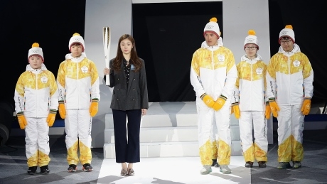 Yuna Kim reveals Olympic torch in countdown to 2018 Games