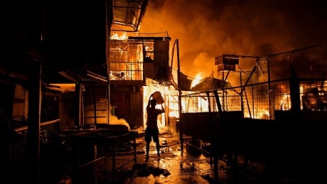 Massive blaze rips through Manila shantytown, leaving thousands homeless