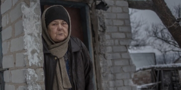 ‘What kind of life is this?’: Visiting residents of eastern Ukrainian town in their artillery-blasted homes