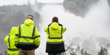 Tens of thousands flee as California dam threatens to unleash floodwaters
