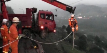 Family rescued from truck hanging off cliff in China