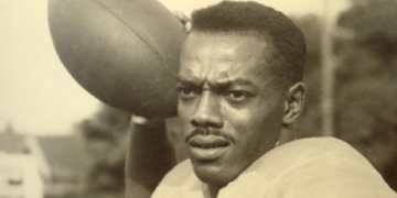 Pro football’s 1st black QB Bernie Custis dies at 88