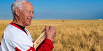 Signed Gordie Howe jersey stolen from rink fundraiser