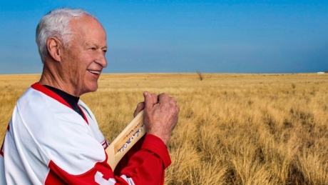 Signed Gordie Howe jersey stolen from rink fundraiser