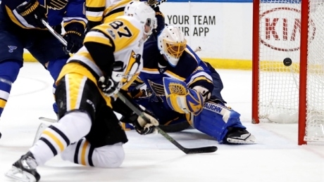 Sidney Crosby backhands goal from his knee