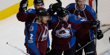 Jarome Iginla powers Avalanche past Jets to end 9-game skid