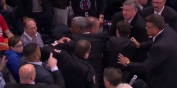 Former Knicks star Charles Oakley dragged out of MSG after altercation