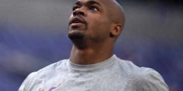 Adrian Peterson a free agent after Vikings decline $18M US option