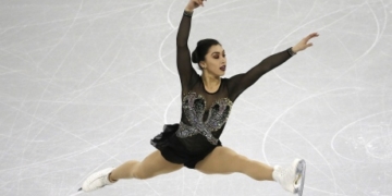 Canadian figure skaters crowd podium at Four Continents