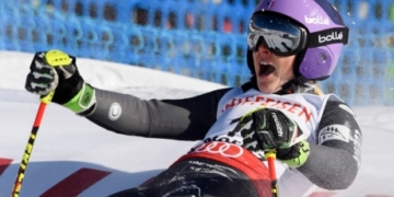 Tessa Worley regains giant slalom title at alpine worlds