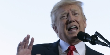 Trump slips back into campaign mode with Florida rally