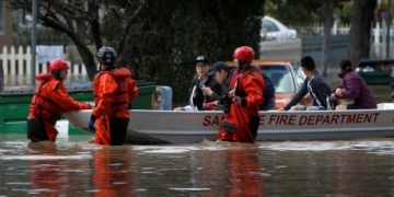 Thousands of evacuees return home after northern California flooding