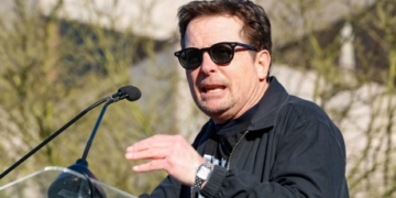 Syrian cinematographer barred from U.S. ahead of Oscars; stars gather at unity rally