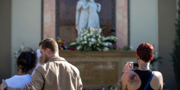 Carrie Fisher and Debbie Reynolds: Fans farewell at memorial service