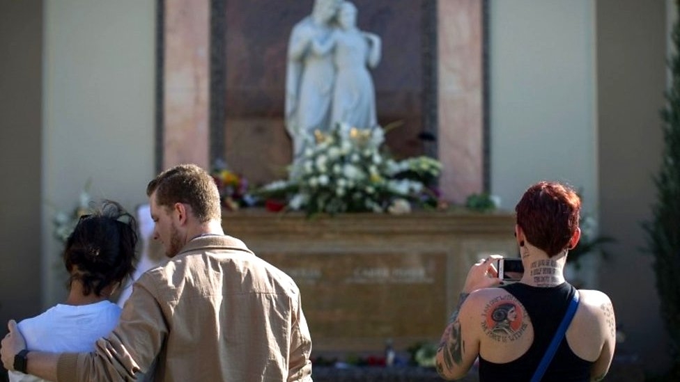 Carrie Fisher and Debbie Reynolds: Fans farewell at memorial service