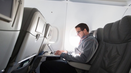 Airline responds to laptop ban with free iPad and Wi-Fi