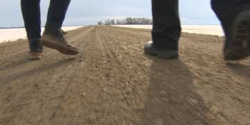 Almost half of Canadians want illegal border crossers deported, poll suggests