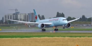 Video captures smoke streaming from wing of plane forced to land in Montreal