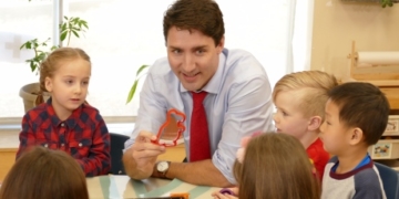 Justin Trudeau called ‘scumbag’ while touting federal child-care plan in Winnipeg