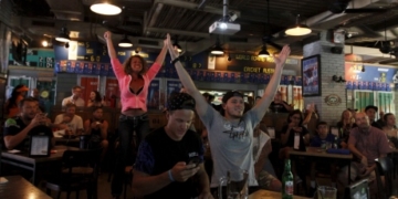 Bell and Rogers to ask bars to pay more for sports packages