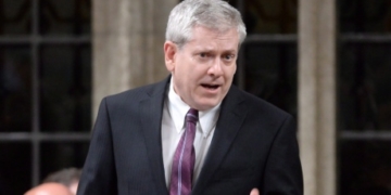 ‘Get him back to Costa Rica’: Federal NDP candidate Charlie Angus takes dig at Manitoba premier in Winnipeg