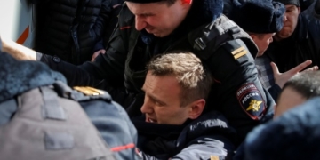 Russian opposition activist Alexei Navalny arrested during protest