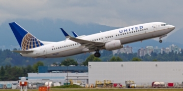 United Airlines bars girls in leggings from flight for not meeting dress code