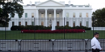 Intruder arrested on White House grounds