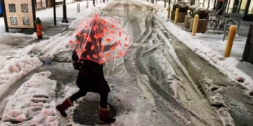 Snowstorm pounding U.S. Northeast prompts flight cancellations, school closures