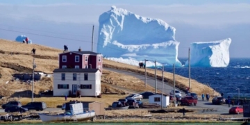 Highway ‘swarming with people’ snapping pics of massive Newfoundland iceberg