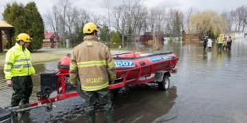Quebec residents ignore evacuation order as Ottawa River overflows