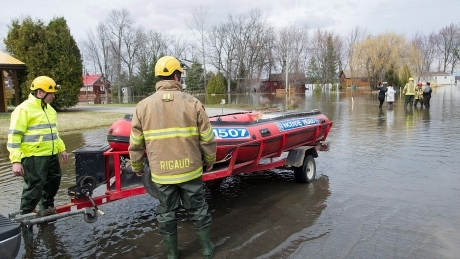 Quebec residents ignore evacuation order as Ottawa River overflows