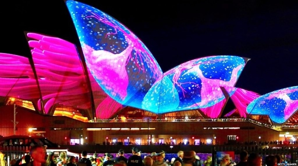 Light festival dazzles visitors in Sydney
