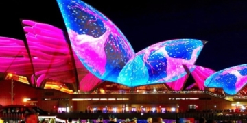 Light festival dazzles visitors in Sydney