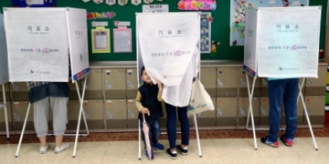 South Koreans vote for new president to succeed ousted Park