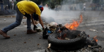 Venezuelans block roads to protest constitution rewrite