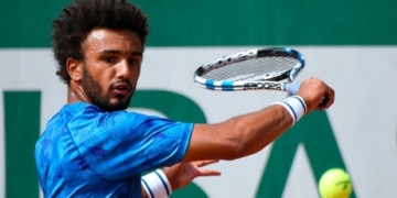 Tennis player banished from French Open after kissing journalist