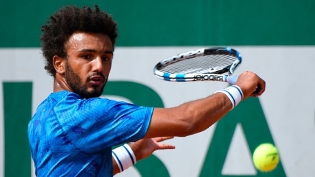 Tennis player banished from French Open after kissing journalist