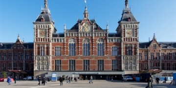 Car strikes pedestrians outside Amsterdam station, 5 injured