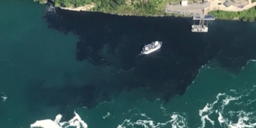 Water turns black near Niagara Falls