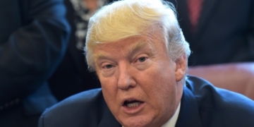 Trump again threatens to end health payments unless Obamacare is replaced