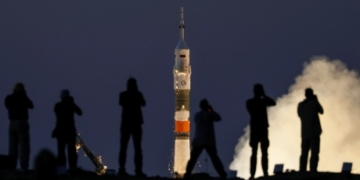 3-man crew launches to space station as U.S. steps up research