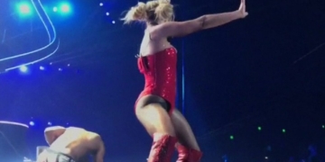 Britney Spears concert interrupted by stage invader