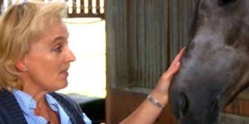 The trainer who sings opera to race horses