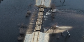 Ottawa appoints former top bureaucrat to find solution on Churchill rail line