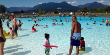 Vancouver outdoor pools, splash parks extend season due to hot weather, record attendance